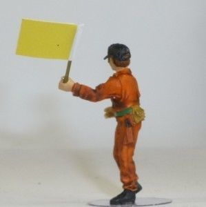 Figurines peintes au 1/43ième - Commissaire de piste agitant un drapeau jaune peint