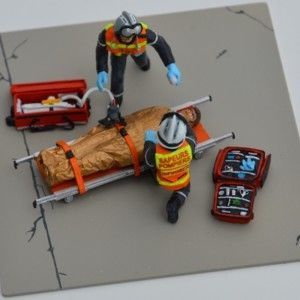 Figurines à peindre au 1/43ième - Sapeur Pompier Blessé sur civière