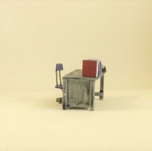 Accessoires à peindre au 1/43ième - Bureau et chaise en kit avec classeurs