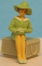 Femme assise portant un chapeau à bords larges - Femme assise portant un chapeau à bords larges