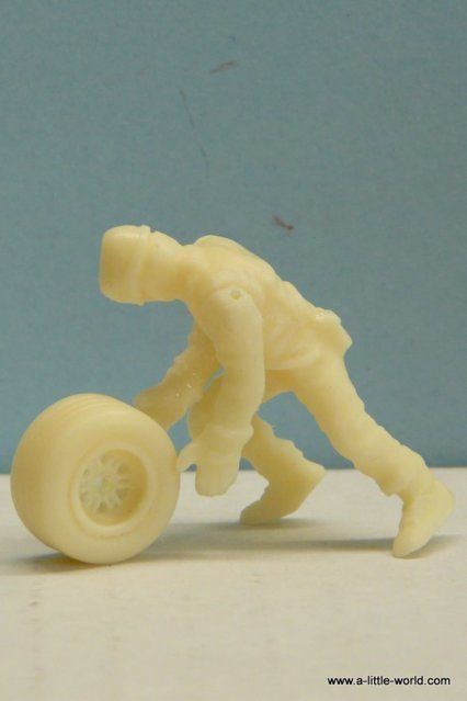 Figurines à peindre au 1/43ième - Mécanicien F1 tenant une roue