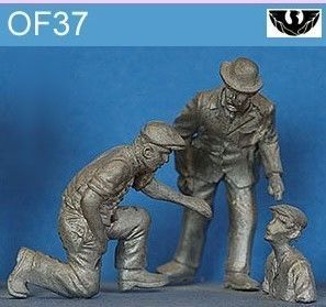 Figurines à peindre au 1/43ième - Homme assis portant un chapeau (compagnon idéal pour PHOF30) - Manhole inspection crew (suits PHAB37 Manhole cover & rim)