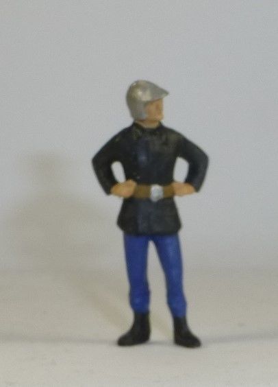 Figurines peintes au 1/43ième - Pompier des années 60 debout peint